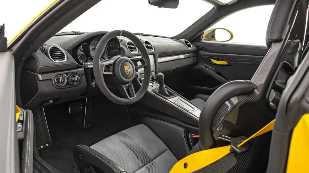 مواصفات سيارة بورش كايمان 2023 – مقصورة واسعة بتشطيبات راقية