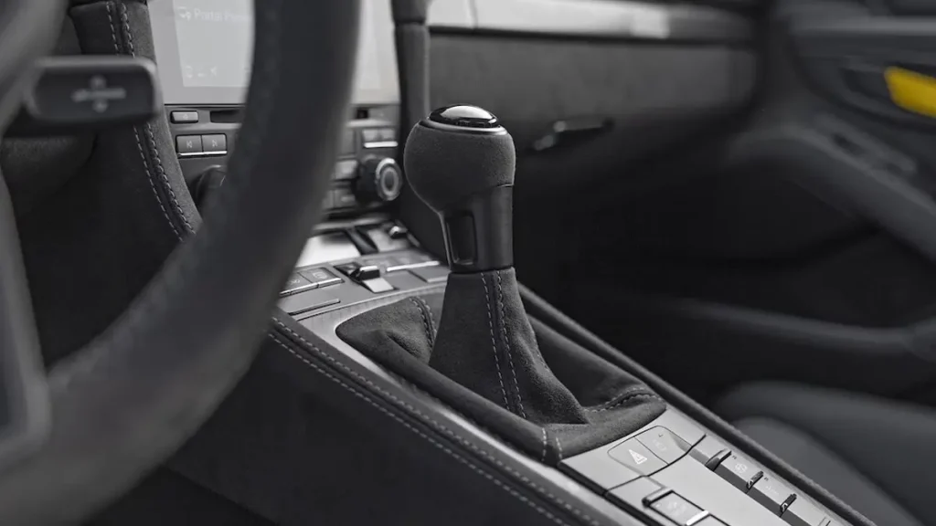 مواصفات سيارة بورش كايمان 2023 – تصميم داخلي فاخر ومريح