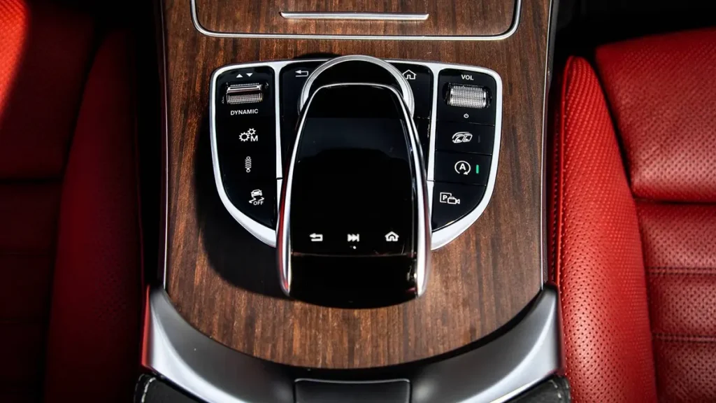 مواصفات سيارة مرسيدس سي كلاس كوبيه 2023 &ndash; مواد عالية الجودة في التصميم