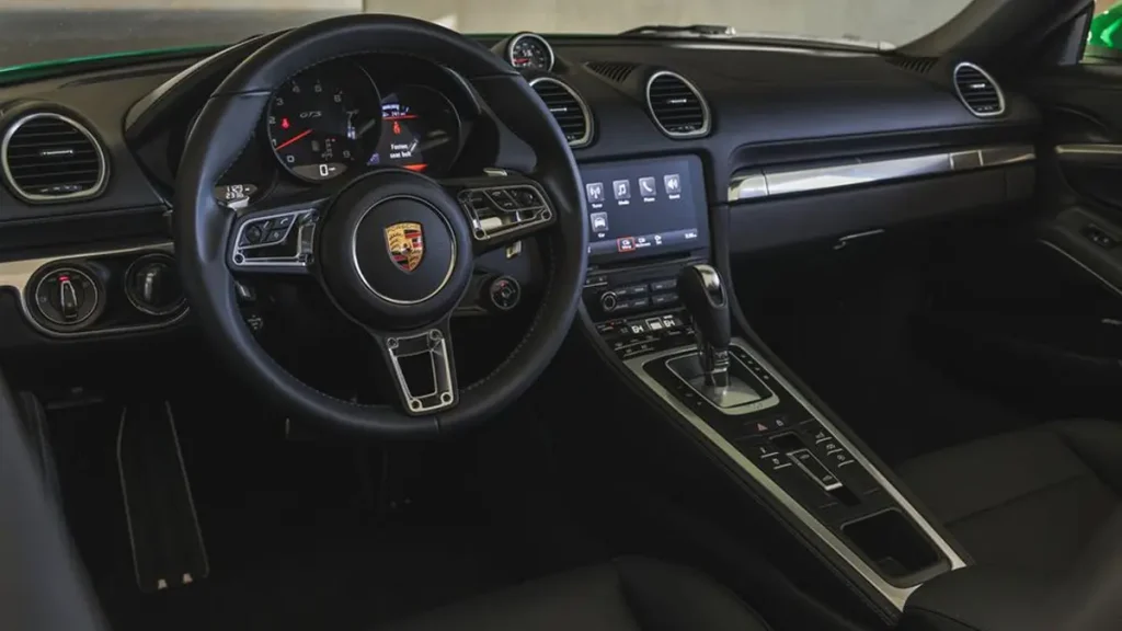 مواصفات سيارة بورش بوكستر 2023 – تصميم داخلي فاخر ومريح