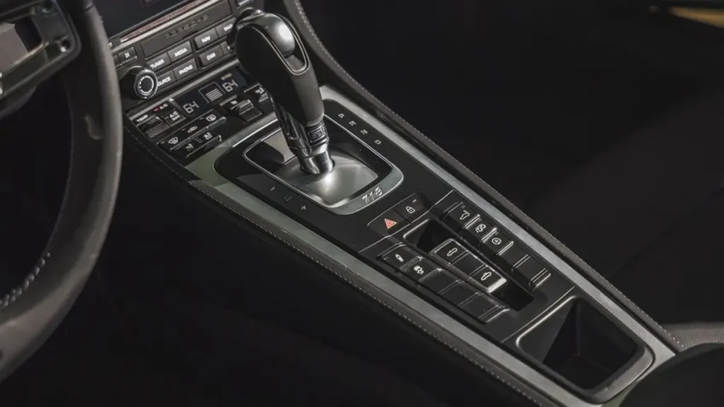 مواصفات سيارة بورش بوكستر 2023 – مقصورة واسعة بتشطيبات راقية