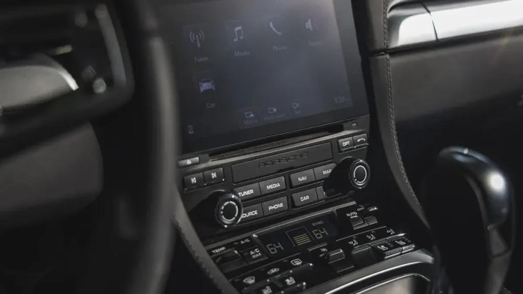 مواصفات سيارة بورش بوكستر 2023 – لمسات داخلية بجودة بريميوم