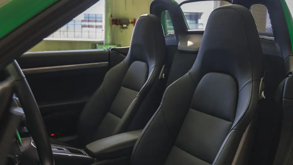 مواصفات سيارة بورش بوكستر 2023 – مواد عالية الجودة في التصميم