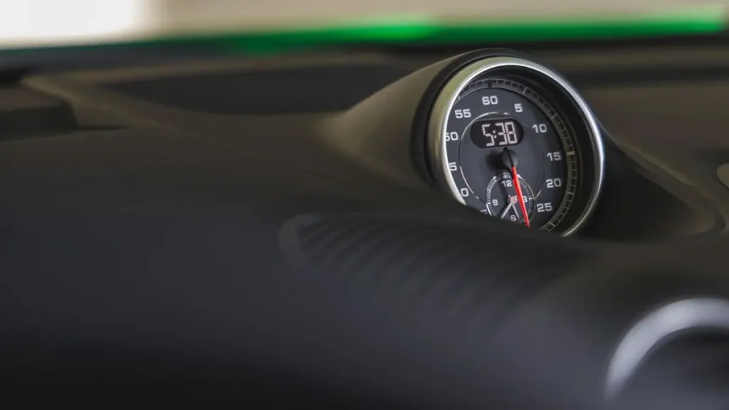 مواصفات سيارة بورش بوكستر 2023 – إضاءة داخلية بتقنية LED