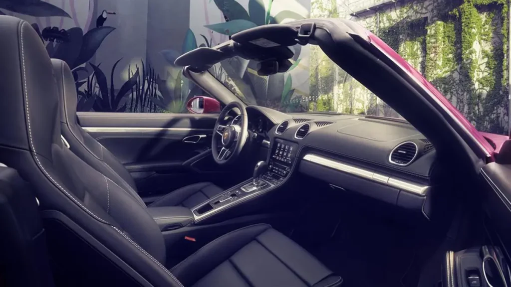 مواصفات سيارة بورش بوكستر 2024 – تصميم داخلي فاخر ومريح