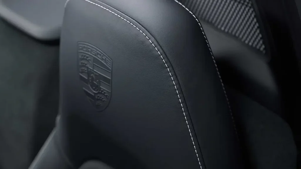 مواصفات سيارة بورش بوكستر 2024 – مقصورة واسعة بتشطيبات راقية