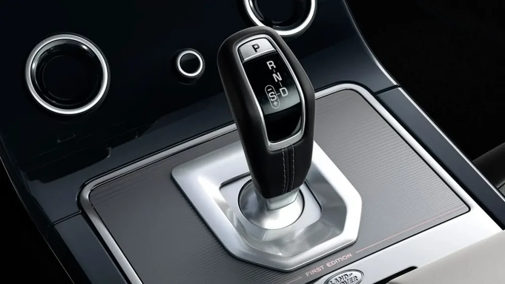 مواصفات سيارة رنج روفر ايفوك 2023 – من الداخل من منظور مميز