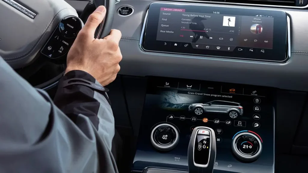 مواصفات سيارة رنج روفر ايفوك 2023 – من الداخل بتفاصيل واضحة