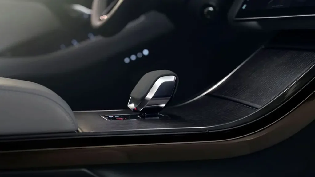 مواصفات سيارة رنج روفر ايفوك 2024 – تصميم الداخلي بتفاصيل واضحة