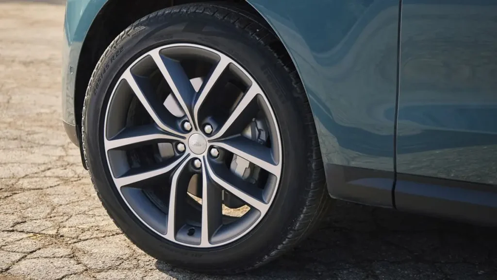 مواصفات سيارة رنج روفر سبورت 2023 – من الخارج من منظور مميز