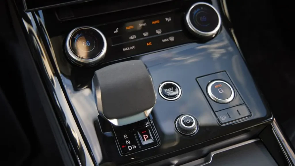 مواصفات سيارة رنج روفر سبورت 2023 – من الداخل من منظور مميز