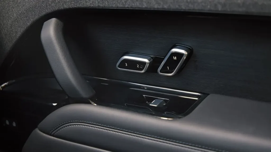 مواصفات سيارة رنج روفر سبورت 2023 – من الداخل بزاوية مختلفة