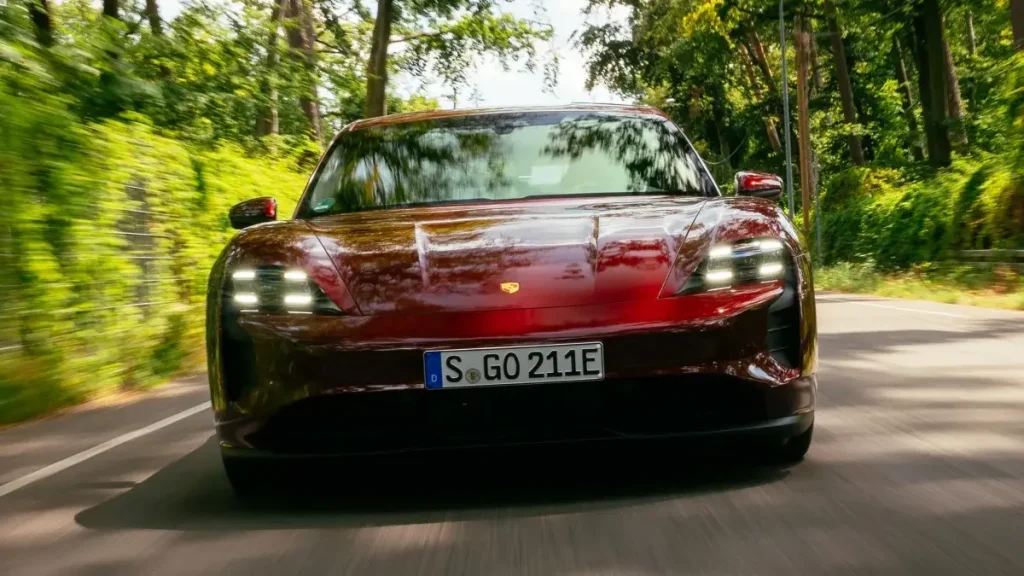 مواصفات سيارة بورش تايكان 2023 – تصميم من الخارج بتفاصيل واضحة