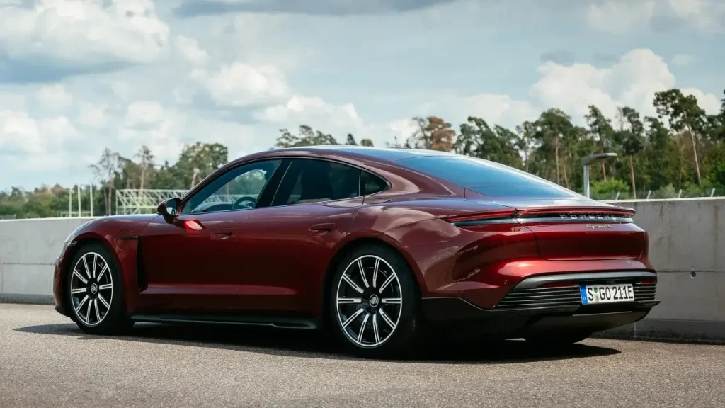 مواصفات سيارة بورش تايكان 2023 – تصميم من الخارج بجودة عالية