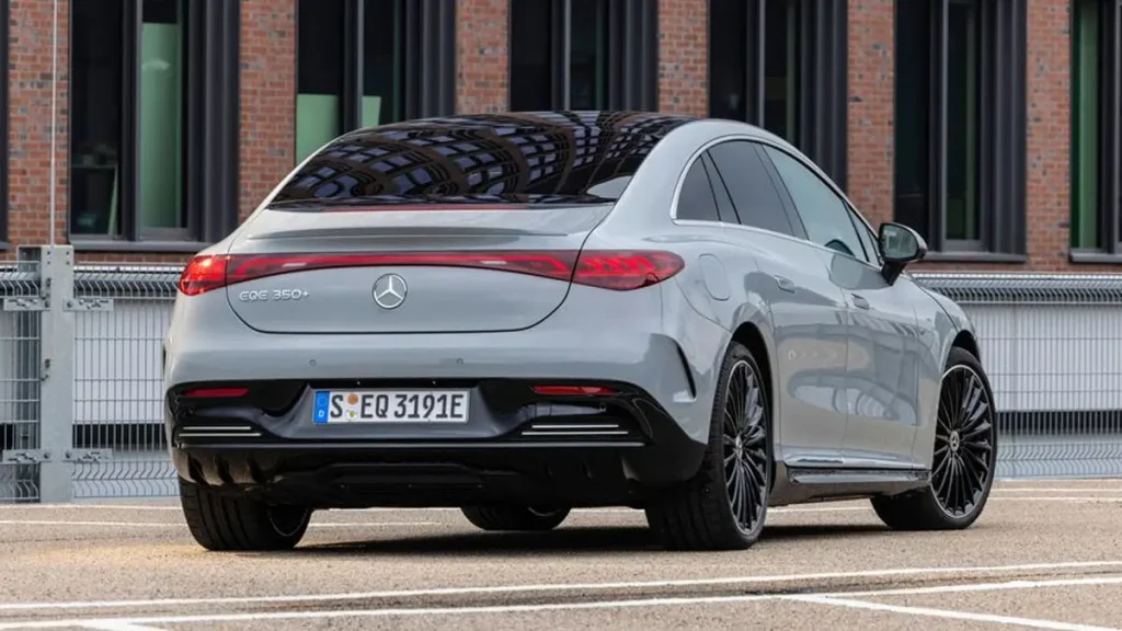 مواصفات سيارة مرسيدس EQE 2024 – تصميم من الخارج بتفاصيل واضحة