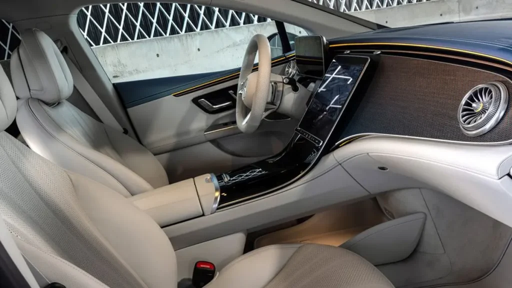 مواصفات سيارة مرسيدس EQE 2024 – تصميم من الداخل من منظور مميز