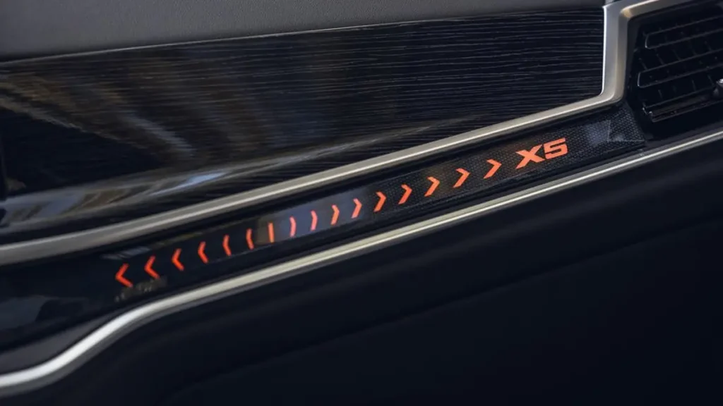 تصميم بي إم دبليو X5 2024 من الداخل 3
