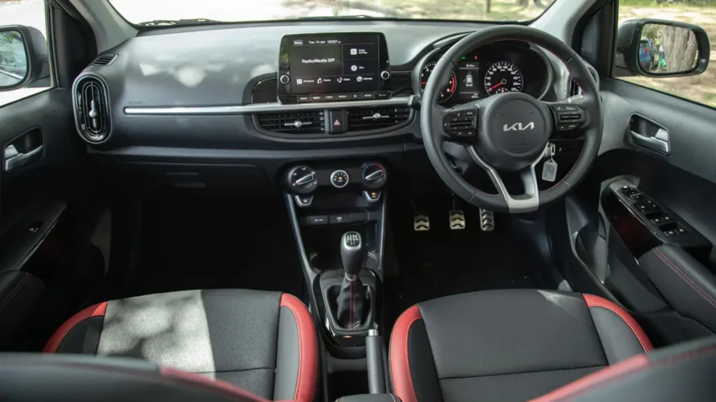 مواصفات سيارة كيا بيكانتو 2023 – مساحة داخلية واسعة ومريحة