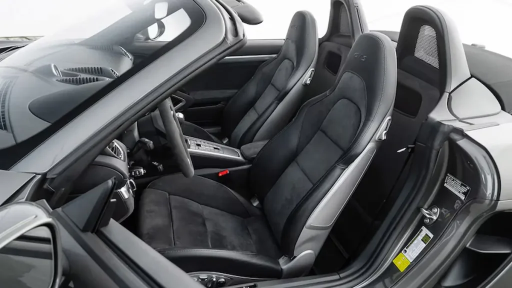 مواصفات سيارة بورش بوكستر 2022 – تصميم من الداخل