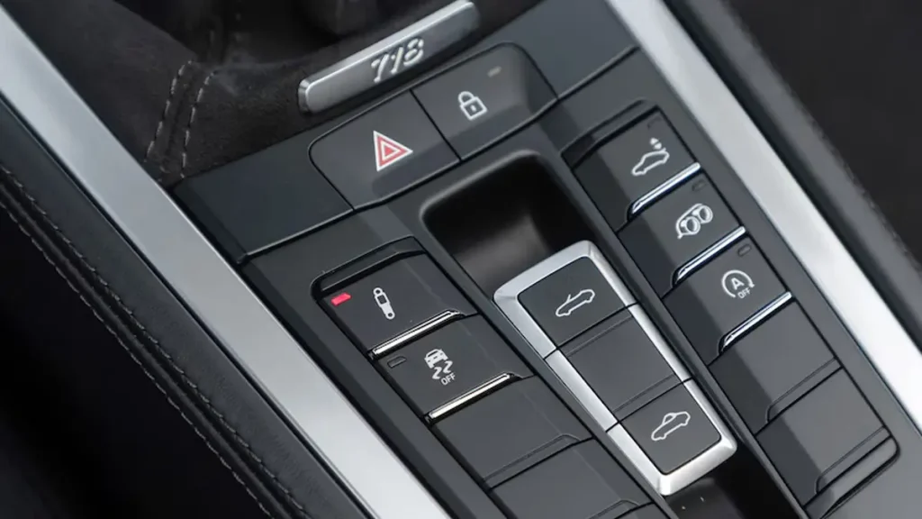 مواصفات سيارة بورش بوكستر 2022 – تصميم من الداخل