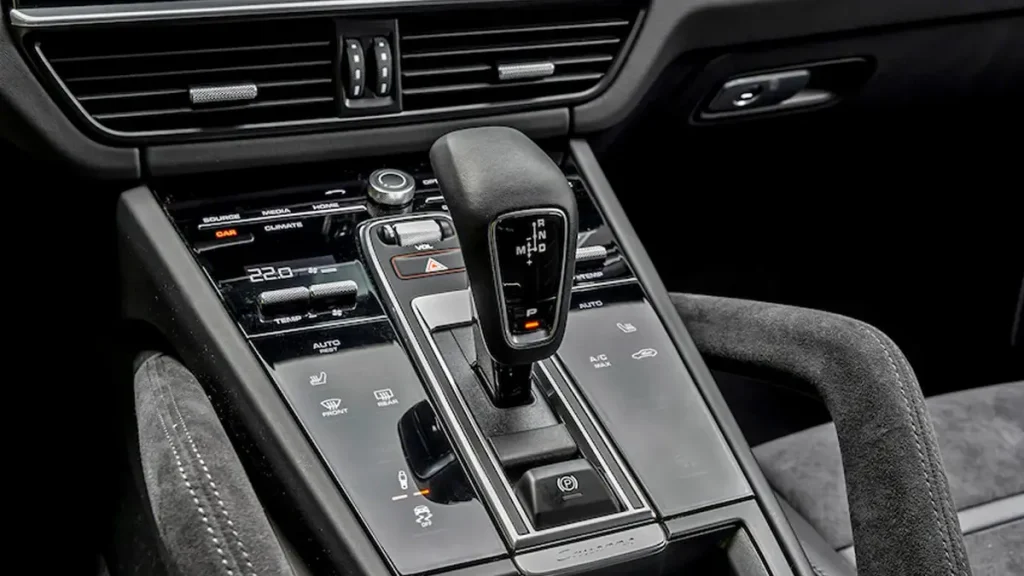 مواصفات سيارة بورش كايين 2022 – تصميم من الداخل بتفاصيل واضحة