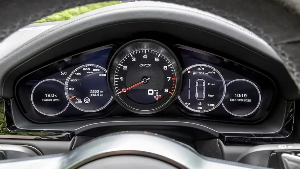 مواصفات سيارة بورش كايين 2022 – تصميم من الداخل بوضوح تام