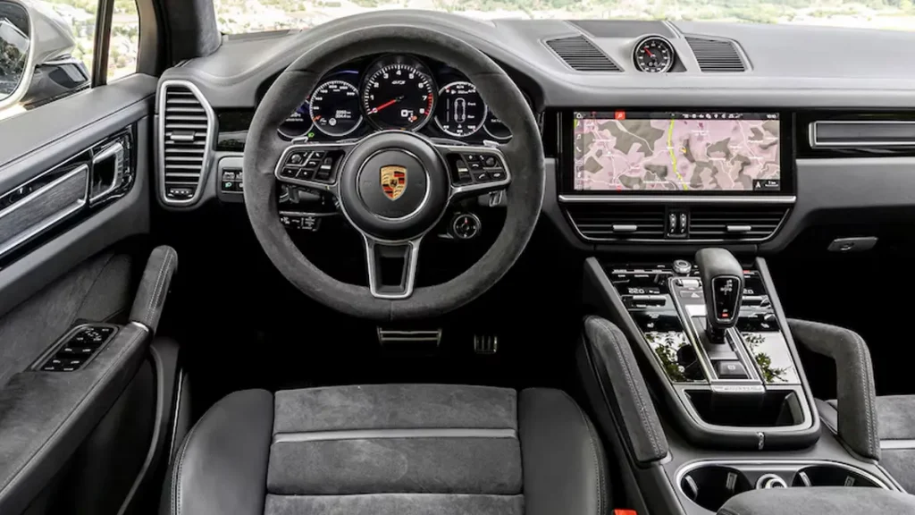 مواصفات سيارة بورش كايين 2022 – تصميم من الداخل