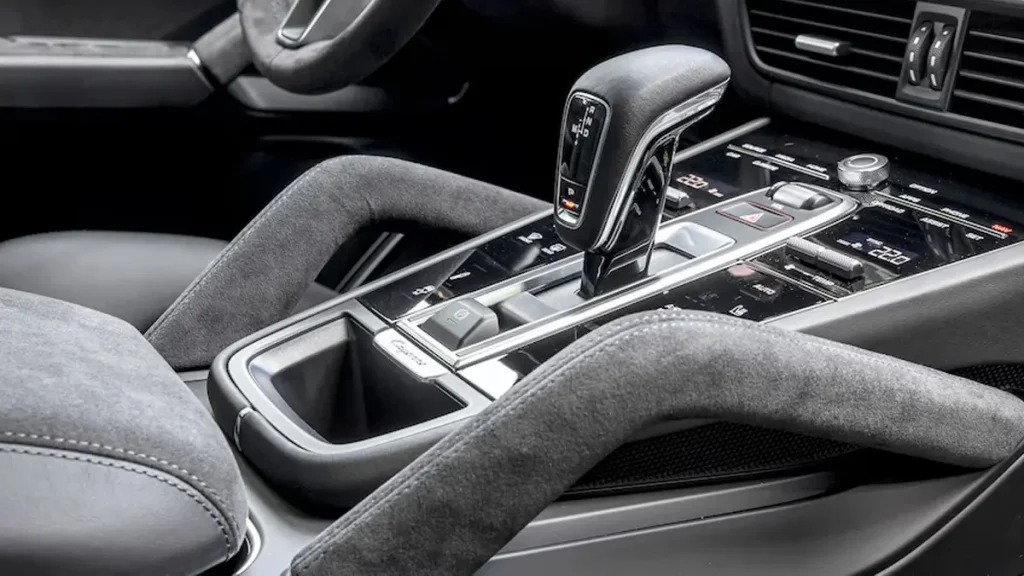 مواصفات سيارة بورش كايين 2022 – تصميم من الداخل من منظور مميز