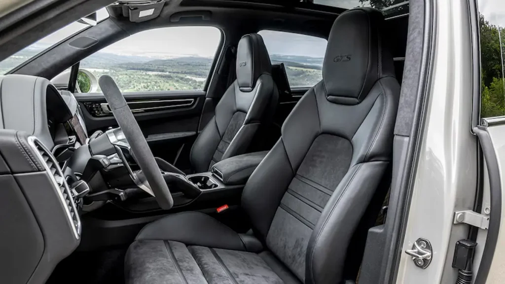 مواصفات سيارة بورش كايين 2022 – تصميم من الداخل بتفاصيل واضحة