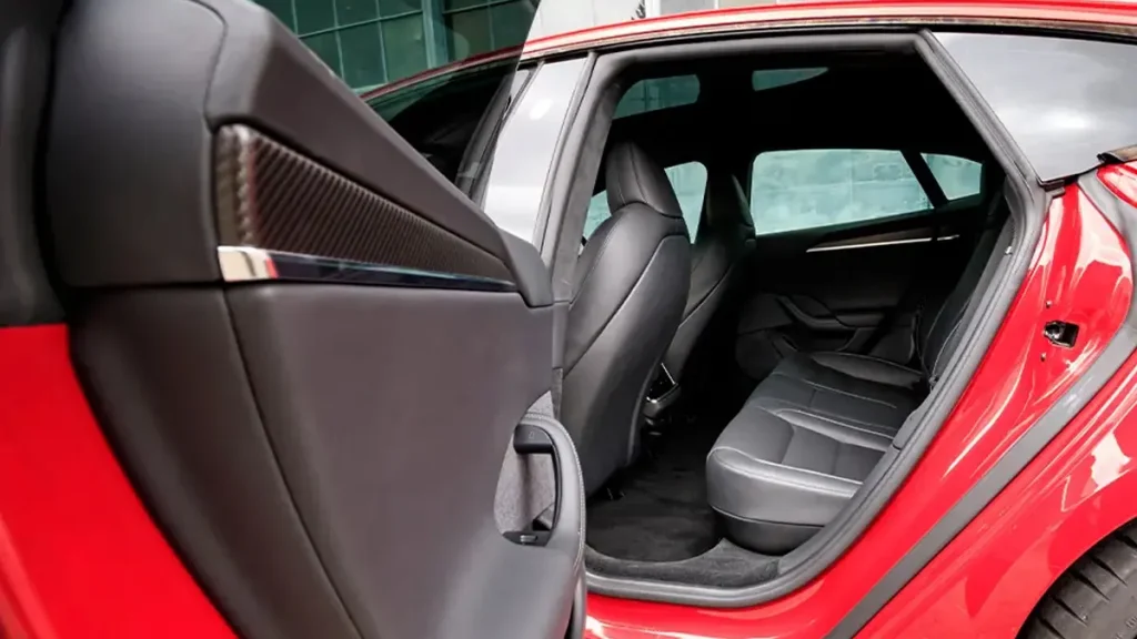 مواصفات سيارة تيسلا S 2022 – تصميم S من الداخل بتفاصيل واضحة