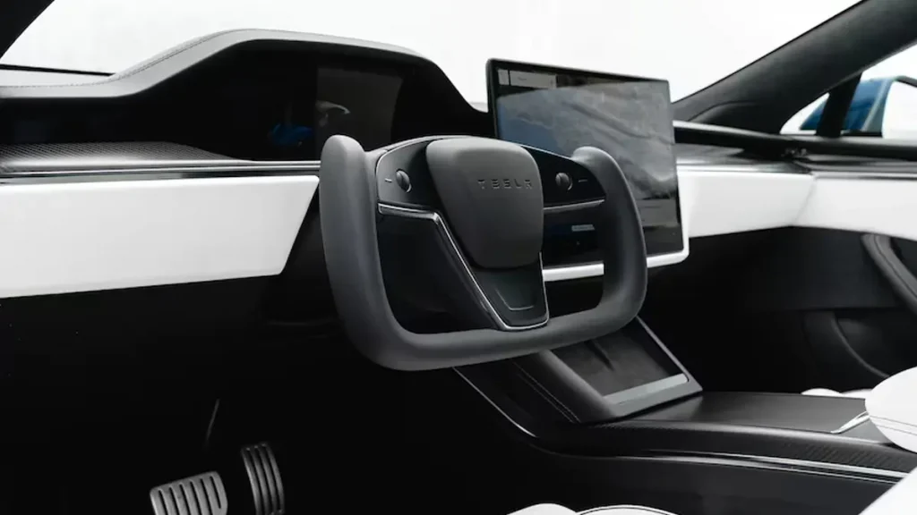 مواصفات سيارة تيسلا S 2023 – تصميم S من الداخل من منظور مميز