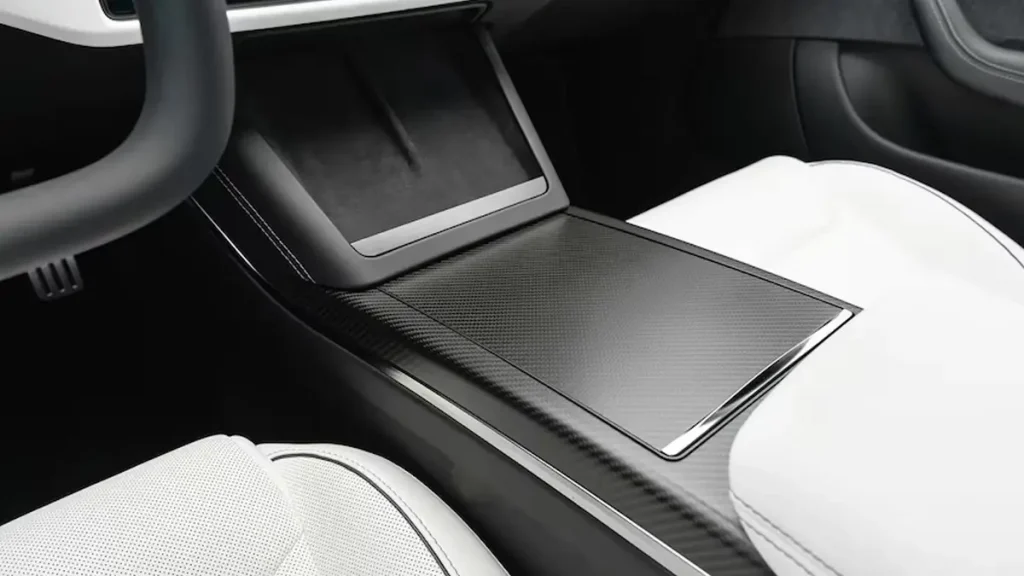 مواصفات سيارة تيسلا S 2023 – تصميم S من الداخل بزاوية مختلفة