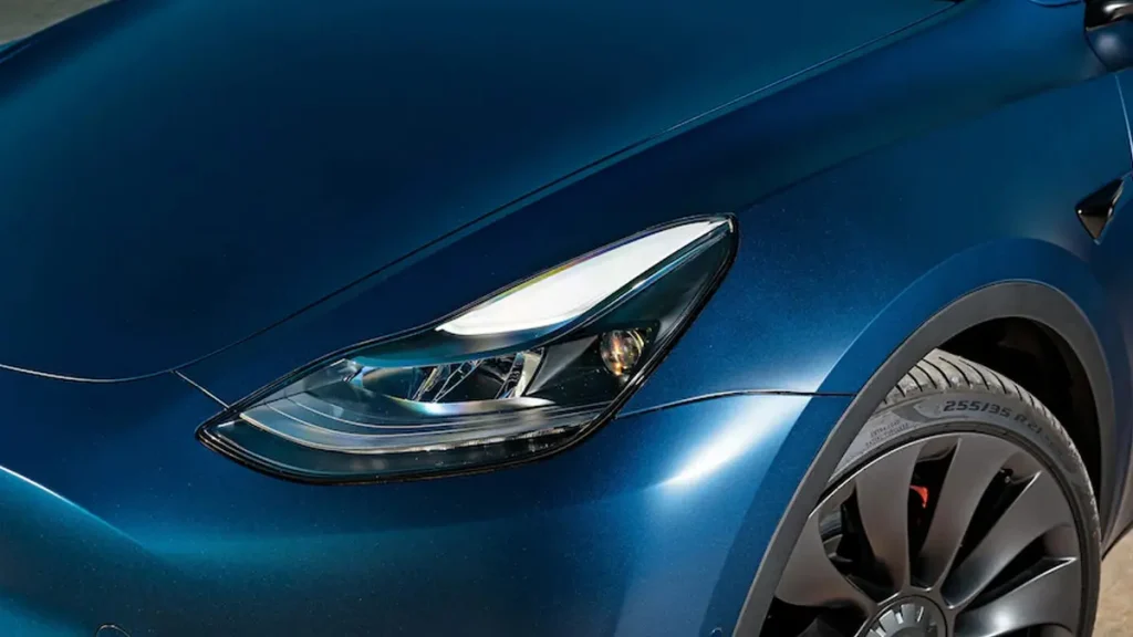 مواصفات سيارة تيسلا Y 2022 – تصميم Y من الخارج بزاوية مختلفة