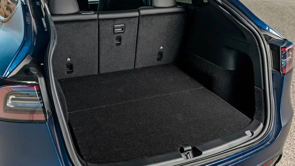 مواصفات سيارة تيسلا Y 2022 – تصميم Y من الداخل