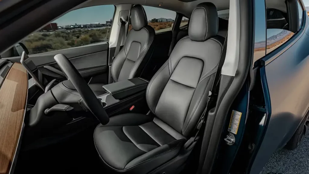 مواصفات سيارة تيسلا Y 2022 – تصميم Y من الداخل بجودة عالية