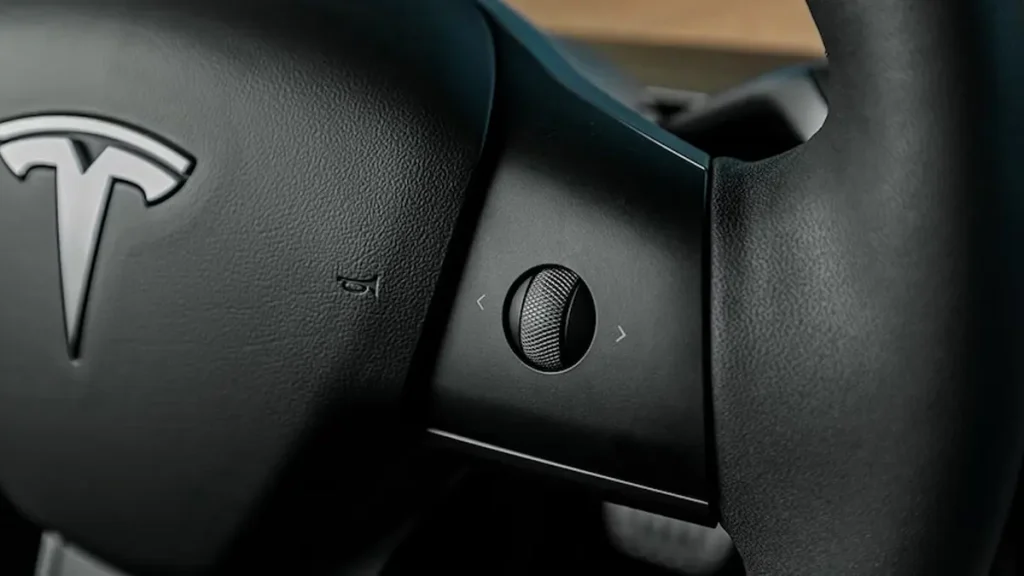 مواصفات سيارة تيسلا Y 2022 – تصميم Y من الداخل بزاوية مختلفة