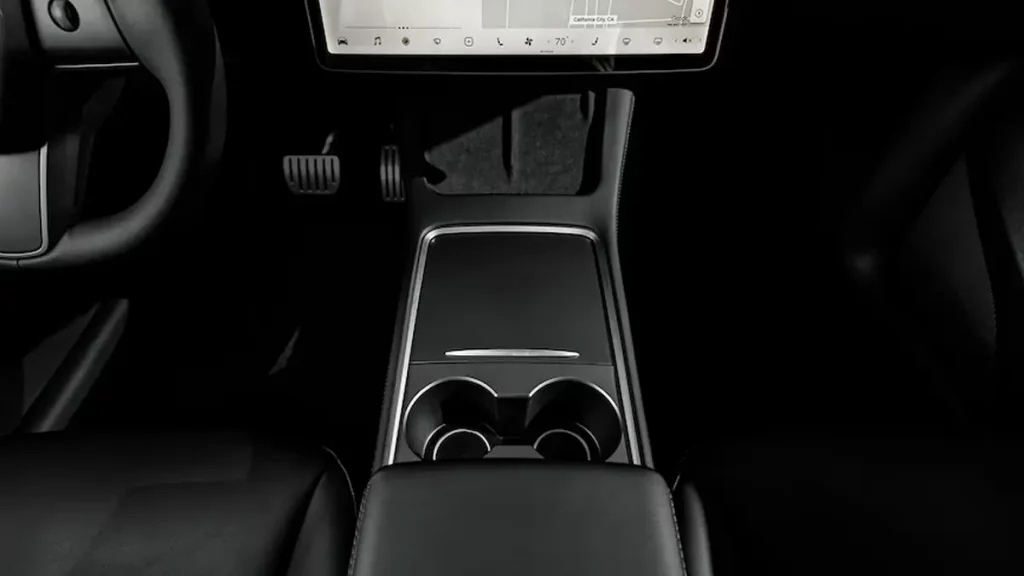 مواصفات سيارة تيسلا Y 2022 – تصميم Y من الداخل بشكل احترافي
