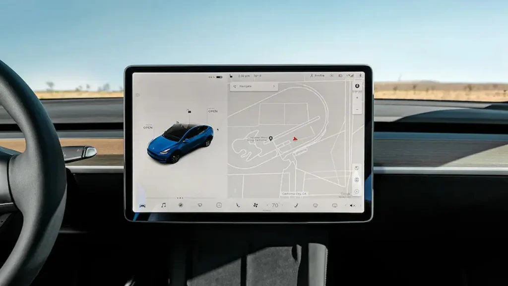 مواصفات سيارة تيسلا Y 2022 – تصميم Y من الداخل من زاوية جديدة