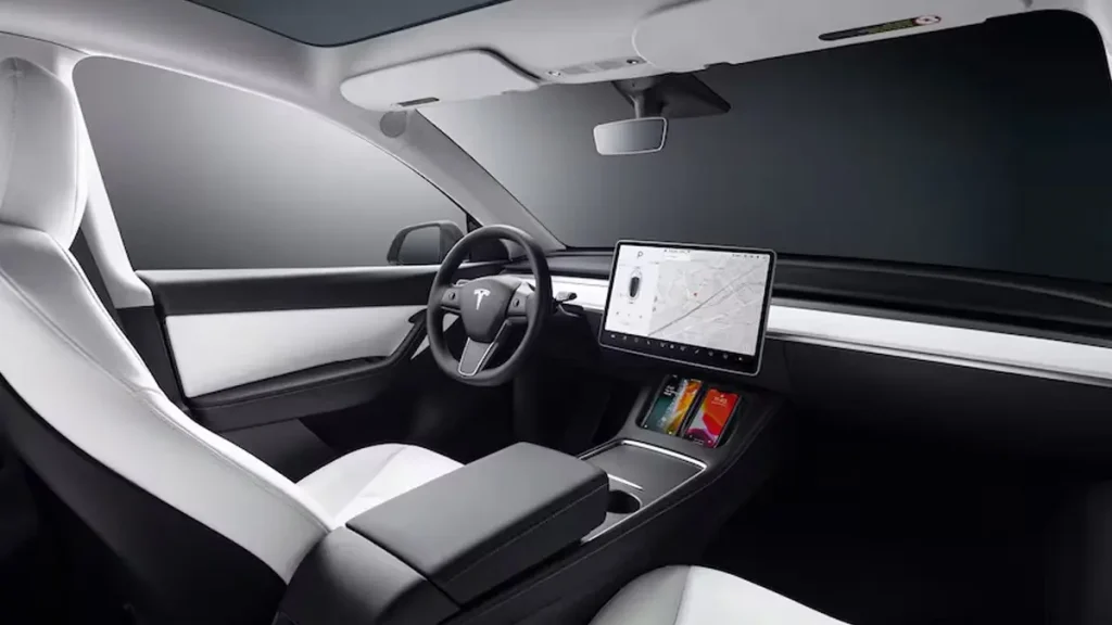 مواصفات سيارة تيسلا Y 2023 – تصميم Y من الداخل
