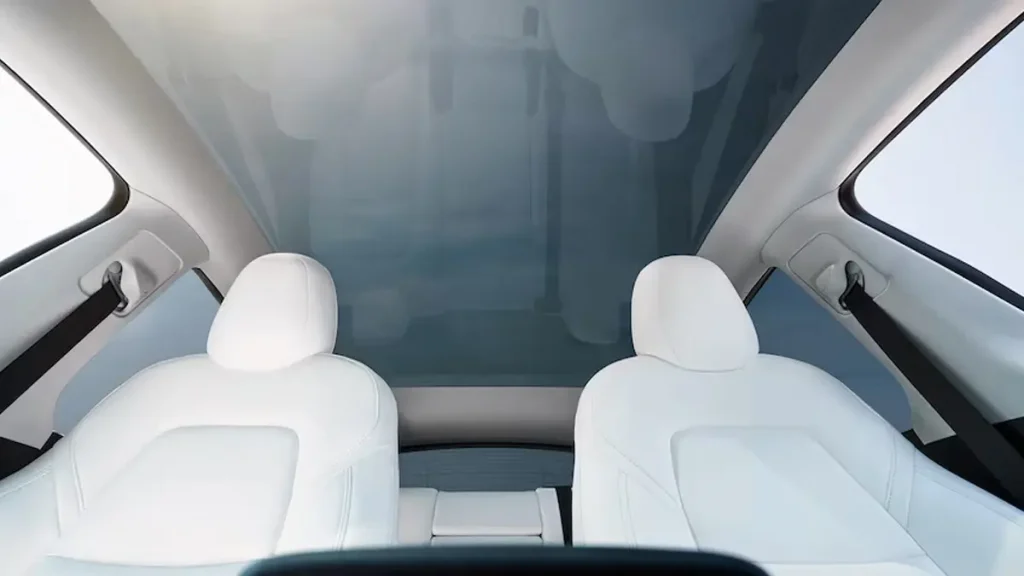 مواصفات سيارة تيسلا Y 2023 – تصميم Y من الداخل بجودة عالية