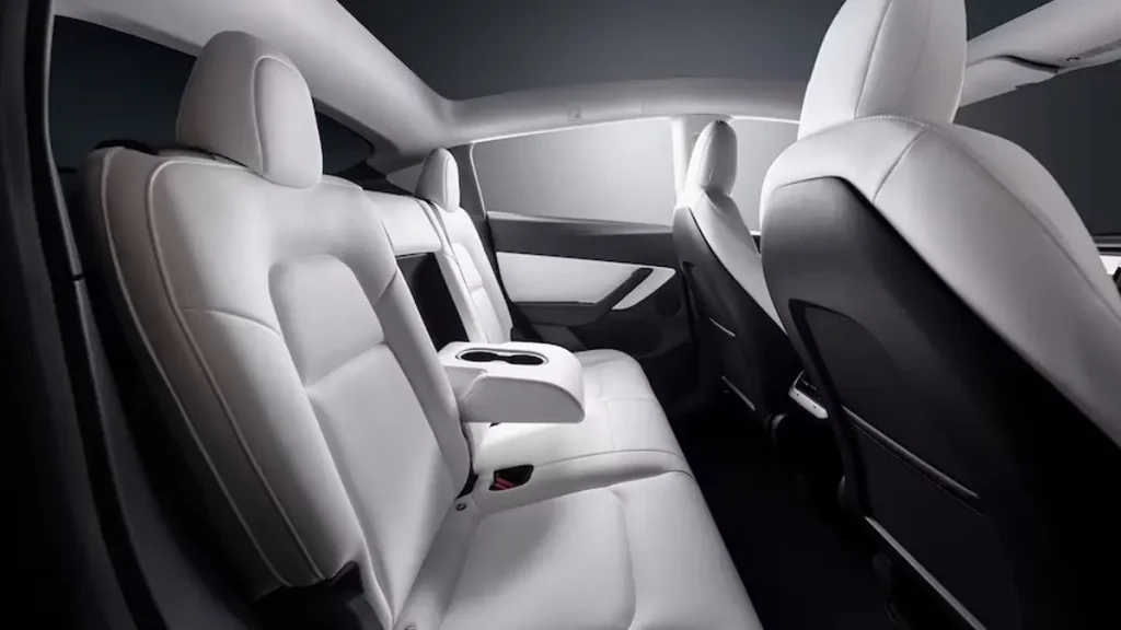 مواصفات سيارة تيسلا Y 2023 – تصميم Y من الداخل بزاوية مختلفة