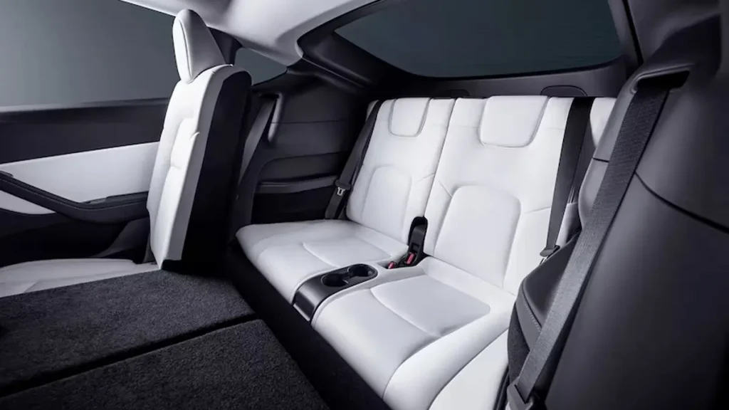 مواصفات سيارة تيسلا Y 2023 – تصميم Y من الداخل بوضوح تام