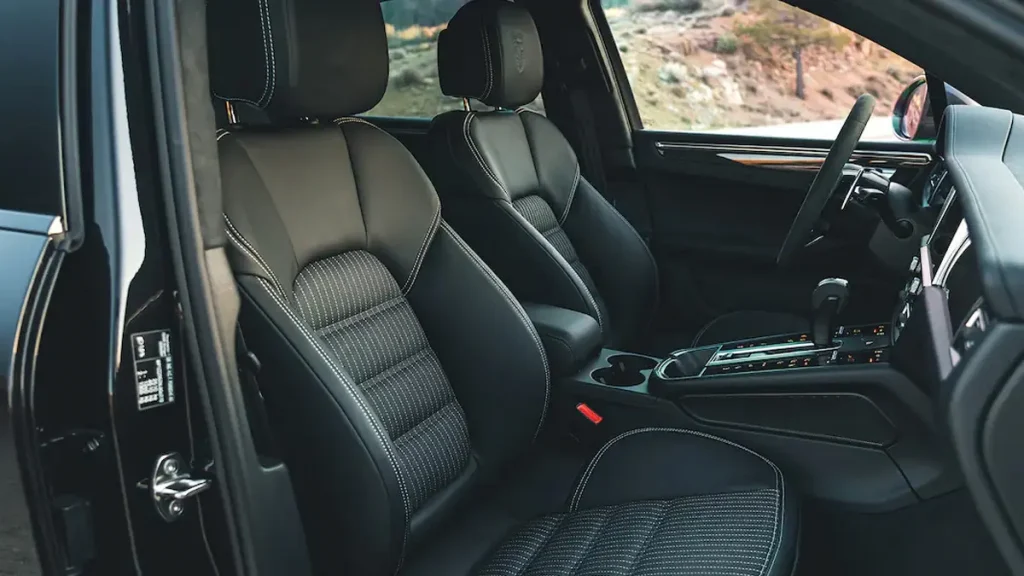 مواصفات سيارة بورش ماكان 2023 – من الداخل من منظور مميز