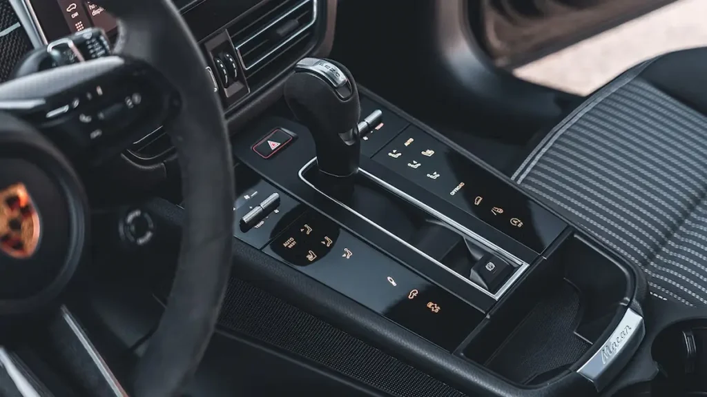 مواصفات سيارة بورش ماكان 2023 – من الداخل